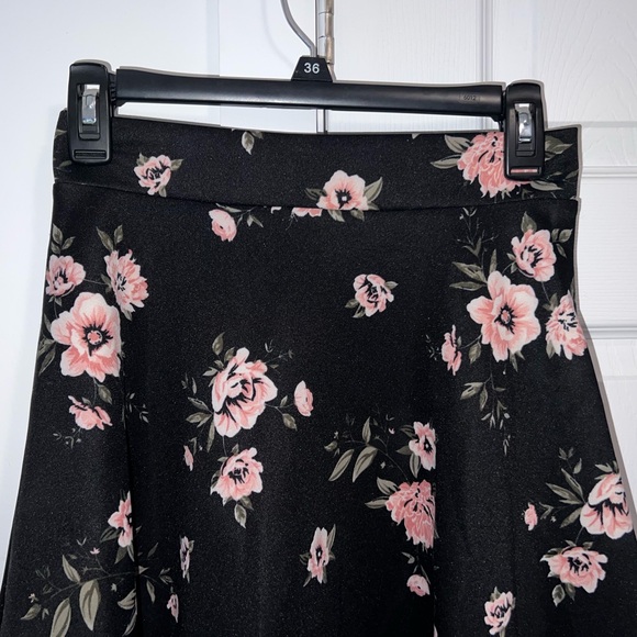 Black and pink floral skirt - Picture 3 of 3